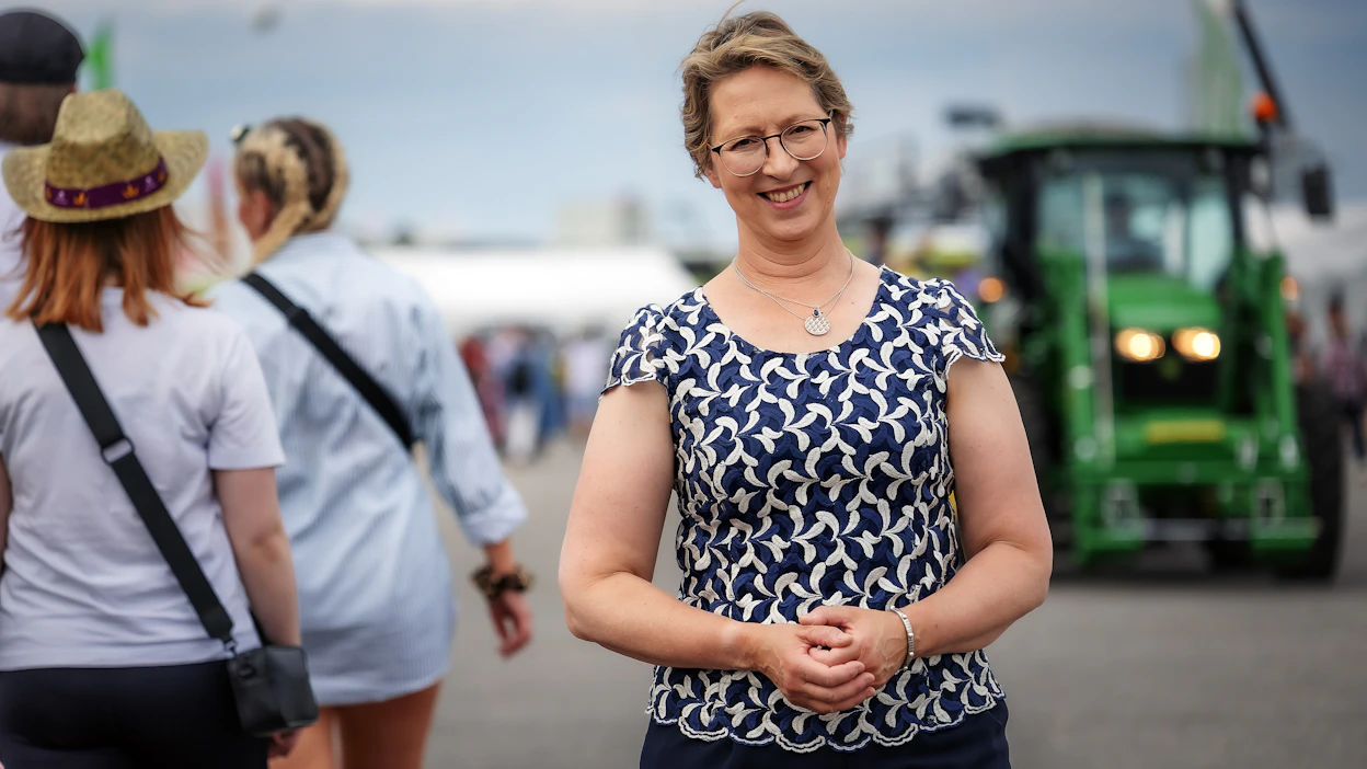 Sari Essayah kävi viime kesänä Okra-messuilla. Hänen mukaansa maatalouteen on tehty tällä hallituskaudella satojen miljoonien eurojen säästöt.