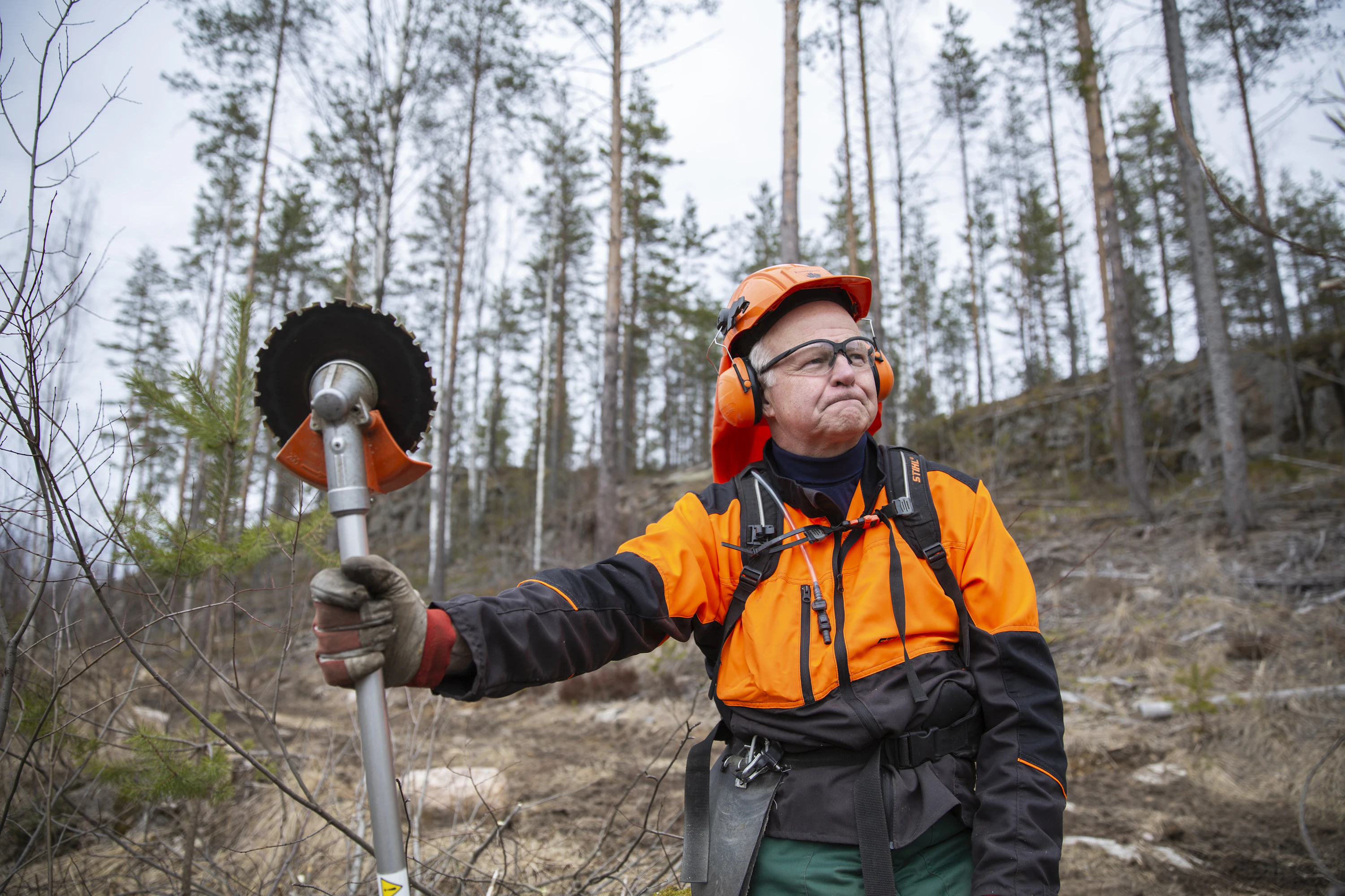 ”Ajattelen niin, että metsänomistajan varsinainen vastuullisuus alkaa siitä, mihin laki loppuu. Ei riitä, että toimii lain mukaan. Se riittää viranomaiselle, mutta ei suurelle yleisölle, joka odottaa, että metsänomistajalla on arvot kohdallaan”, sanoo Reijo Karhinen.
