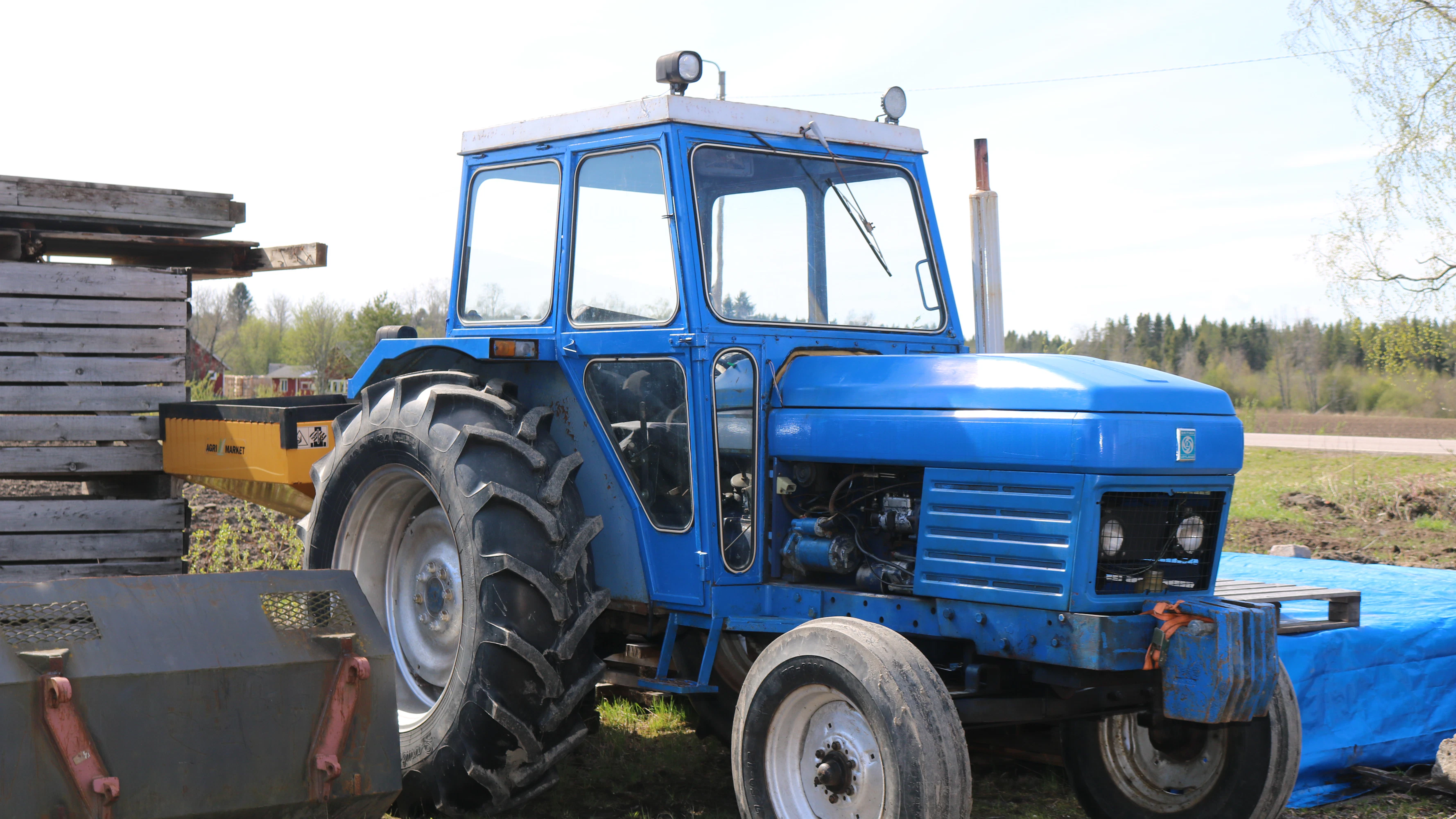 Urakoitsija Vehviläinen arvostaa myös vanhempaa kalustoa. Traktoriperheen vanhin, vuosimallia 1976 oleva Leyland on Vehviläisen itse kunnostama.