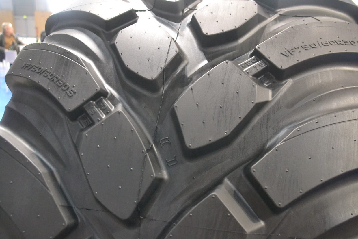 Jos traktorissa on VF-renkaat, niin sellaiset voidaan asentaa myös perävaunuun. Kuvassa Float King VF, joka on suunniteltu perävaunukäyttöön. Renkaassa on kulutusmerkit, jotka helpottavat renkaan kulumisen hahmottamista. Harkkojen välissä vahvikkeet sekä Soil King VF:issä, että kuvan Float King VF:issä. 