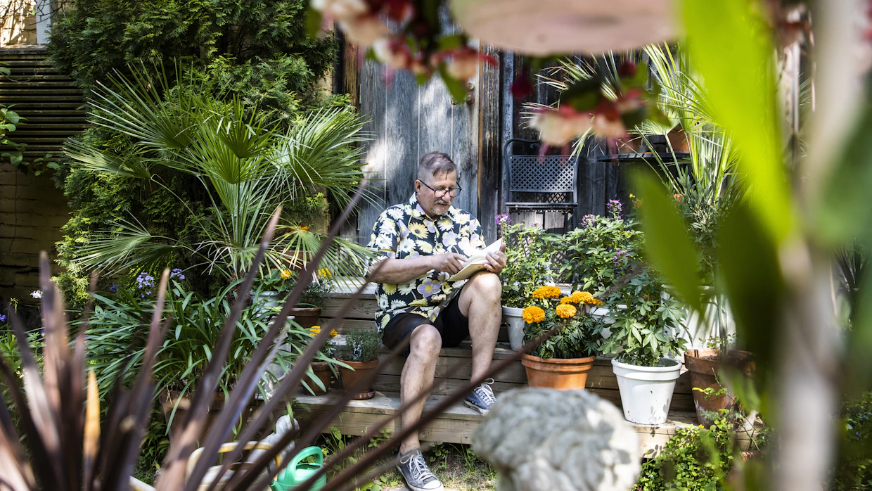Puutarhuroinnin ohella Koponen nauttii lukemisesta, jolle on enemmän aikaa eläkepäivillä.