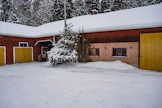 Markku Suomelan vanhempien rakentama punatiilinen parsinavetta edustaa 1960-luvun rakennustyyliä.