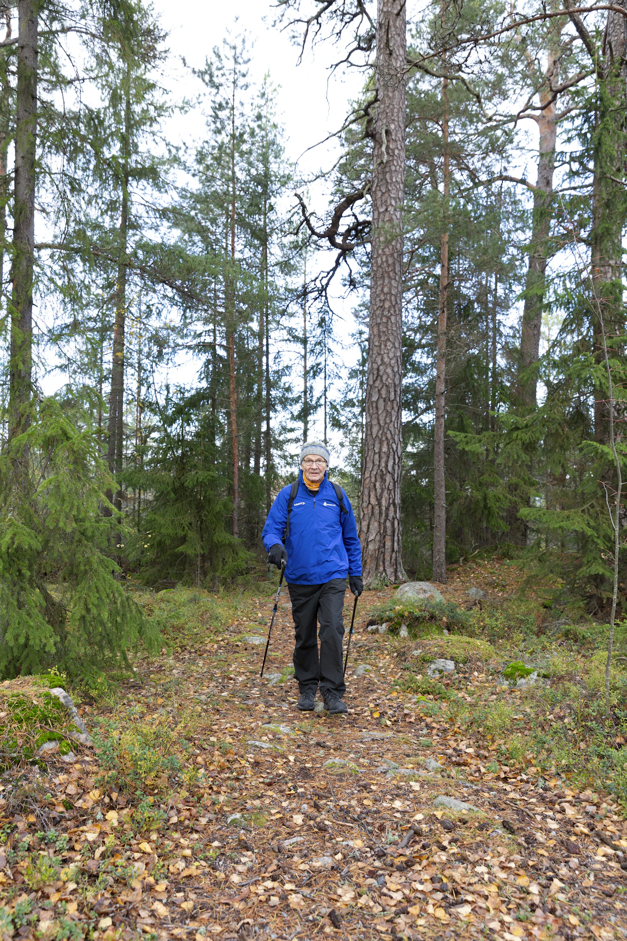 Tuomo Jantunen toi haastatteluun mukanaan kävelysauvat, joissa on uudenlainen, joustava kahva. ”Liikuntaan tarvitaan uusia houkuttimia, ja nämä ovat hyvät. Toivottavasti ne saadaan ensi keväänä kauppoihin.”