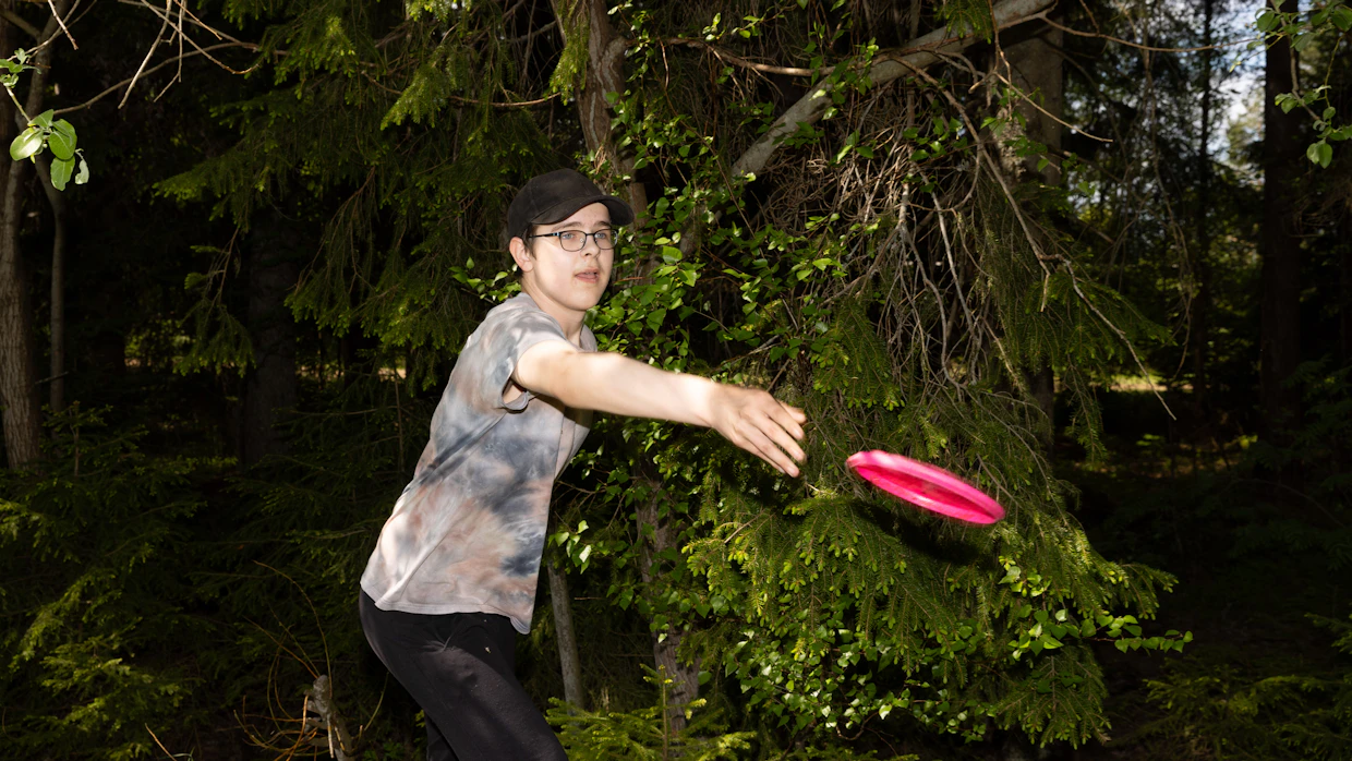 Liikunnan kaksoistunnin toisella puoliskolla oppilaat saivat valita haluavatko he lähteä lenkille vai pelata pesäpalloa, tennistä tai frisbeegolfia. Ossi Majahalme valitsi frisbeegolfin.