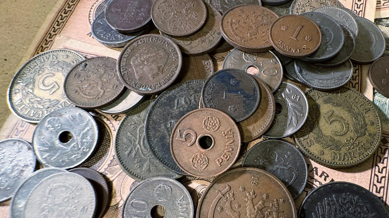 Arvokkaaksi ajatellut vanhat kolikot kannattaa antaa arvioitavaksi. Tarpeettomat kolikot kuuluvat metallinkeräykseen.
