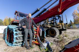Kalle Mattsson esitteli Nisula Forestin hakkuukonetta vuonna 2021 Jämsässä.
