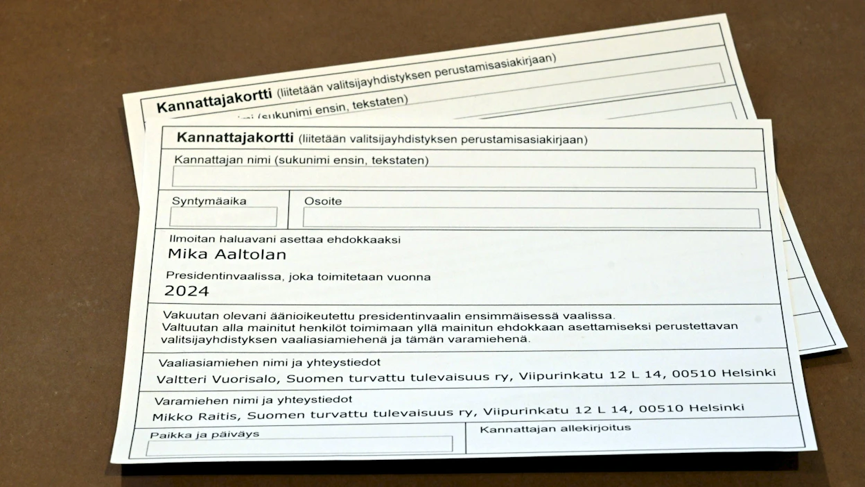 Korteissa on kannattajan nimi, osoite ja syntymäaika sekä omakätinen allekirjoitus. Tietoja verrataan väestötietojärjestelmässä oleviin tietoihin. LEHTIKUVA / HEIKKI SAUKKOMAA.