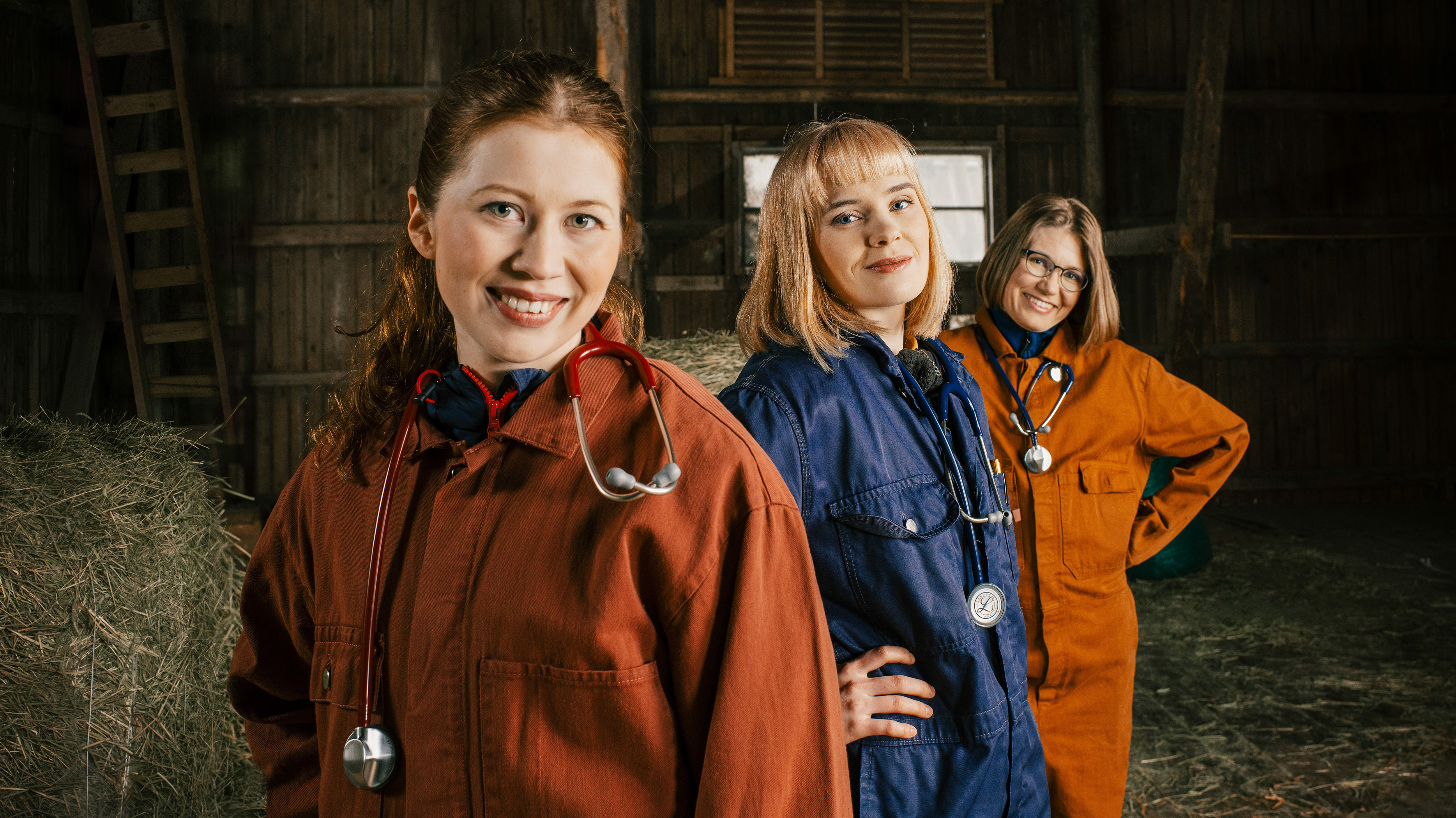 Unna Posti, Elina Hirvonen ja Taija Saloniemi pääsevät heti tositoimiin kesätyössään kunnan eläinlääkäreinä.