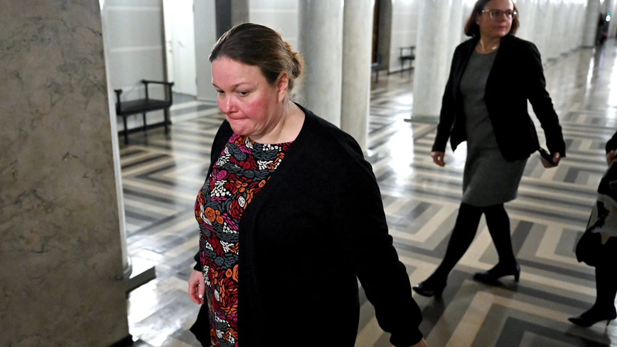 Valiokunnan varapuheenjohtaja Mia Laiho (oik.) ja puheenjohtaja Krista Kiuru poistuvat sote-valiokunnan kokouksesta neuvottelemaan valiokuntaneuvoksen luokse.
