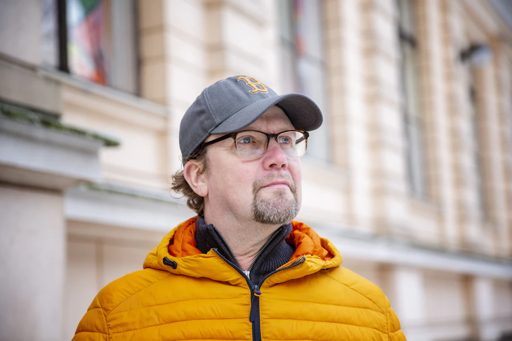 Näyttelijä-ohjaaja Petteri Summanen on asunut viimeiset 30 vuotta Helsingissä. Hän mökkeilee, kalastaa ja käy hirvijahdissa isänsä kotiseudulla Taipalsaarella.