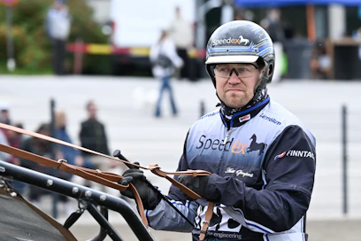 Antti Ojanperä ei ole ohjastajana eilisen teeren poika. Startteja pihtiputaalaisella on yli 1600 ja voittojakin 273 kappaletta.