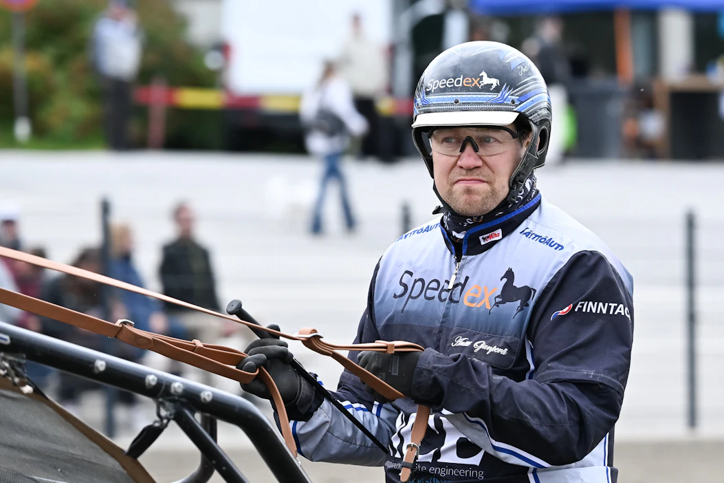 Antti Ojanperä ei ole ohjastajana eilisen teeren poika. Startteja pihtiputaalaisella on yli 1600 ja voittojakin 273 kappaletta.