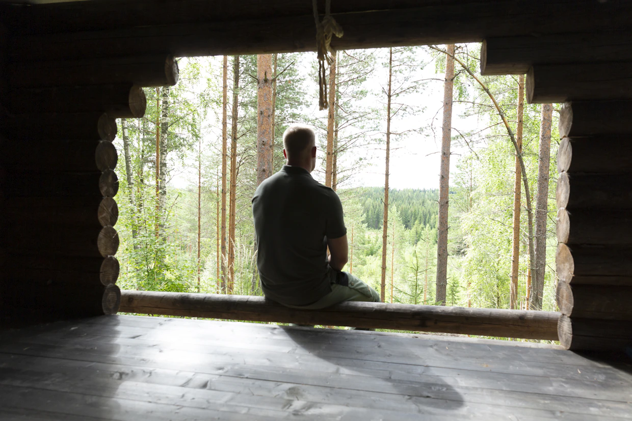 ”Laavulla on mukava pitää taukoa raivaushommien välissä”, Heikki Soveri sanoo. Samalla voi ihailla upeaa, hyvin hoidettua mäntymetsää.
