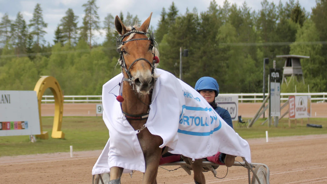 Sanahelinä on Jenna Pentikäisen menestyneimpiä hoidokkeja. Kuvassa kaksikko kunniakierroksella Kajaanin raveissa.