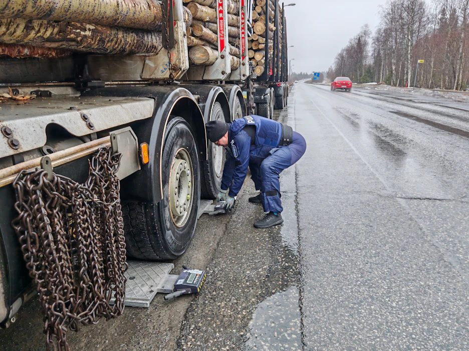 “Puunkuljetusten akselimassat punnitaan pyöräpainovaakoja käyttäen”, ylikonstaapeli Markku Nygård kertoo.
