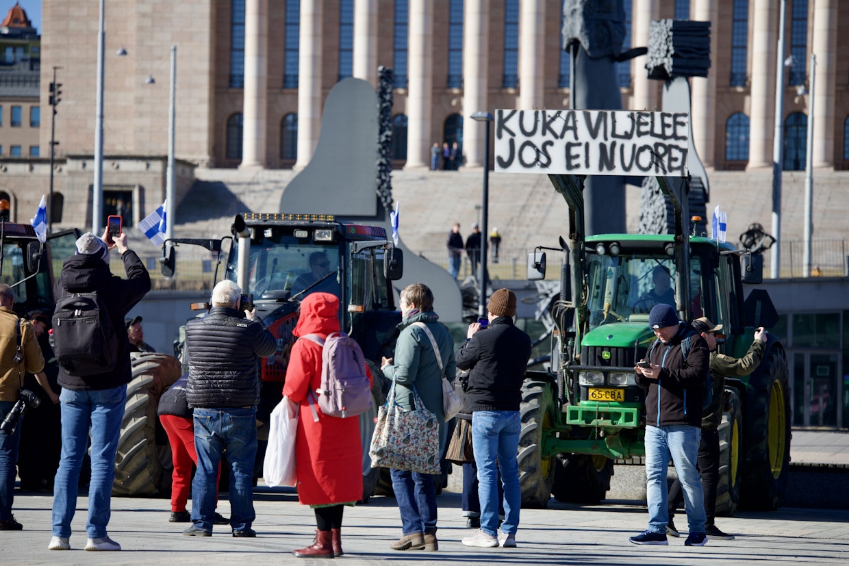 Paikalla oli runsaasti kiinnostuneita kaupunkilaisia.