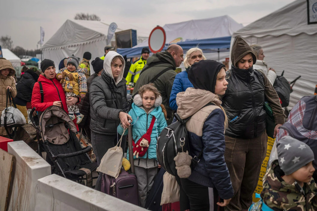 Maaliskuun lopulla Medykassa Puolan puolella jonotettiin jatkokuljetuksia. Valtaosa Ukrainasta Puolaan pakenevista on yhä naisia ja lapsia. LEHTIKUVA/AFP .