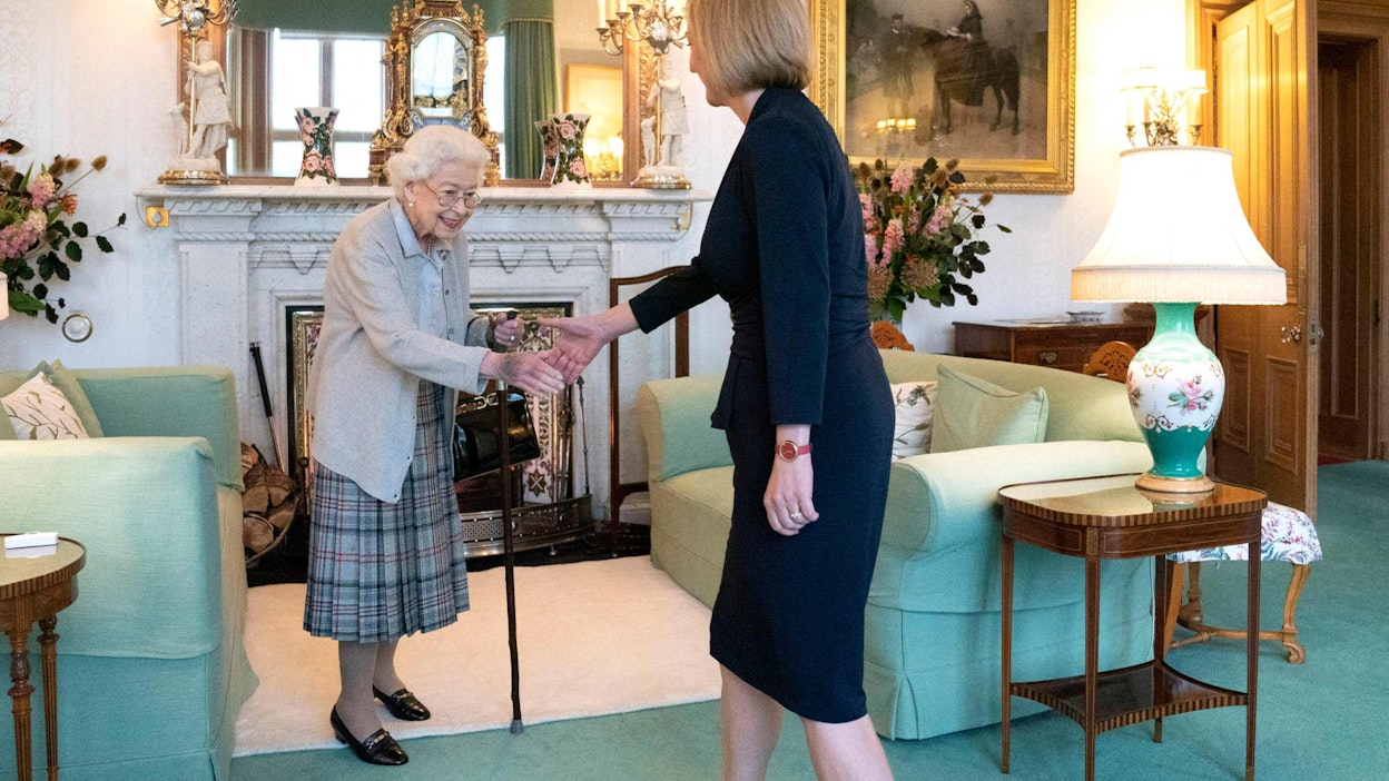 Kuningatar Elisabet tapasi tiistaina Liz Trussin ja pyysi tätä muodostamaan hallituksen. LEHTIKUVA/AFP.