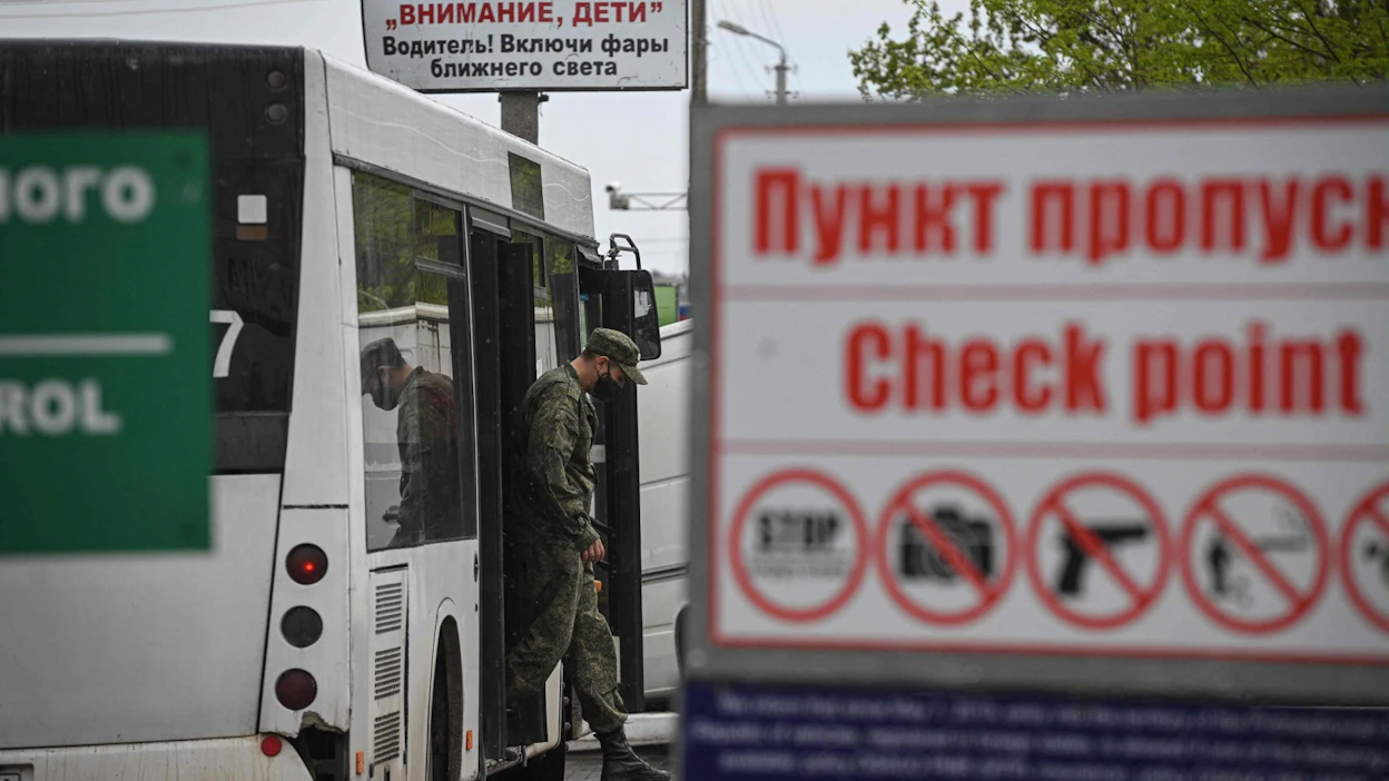 Bussi pysähtyi tarkastuspisteellä matkalla Transnistrian separatistialueelle Moldovassa. LEHTIKUVA/AFP.
