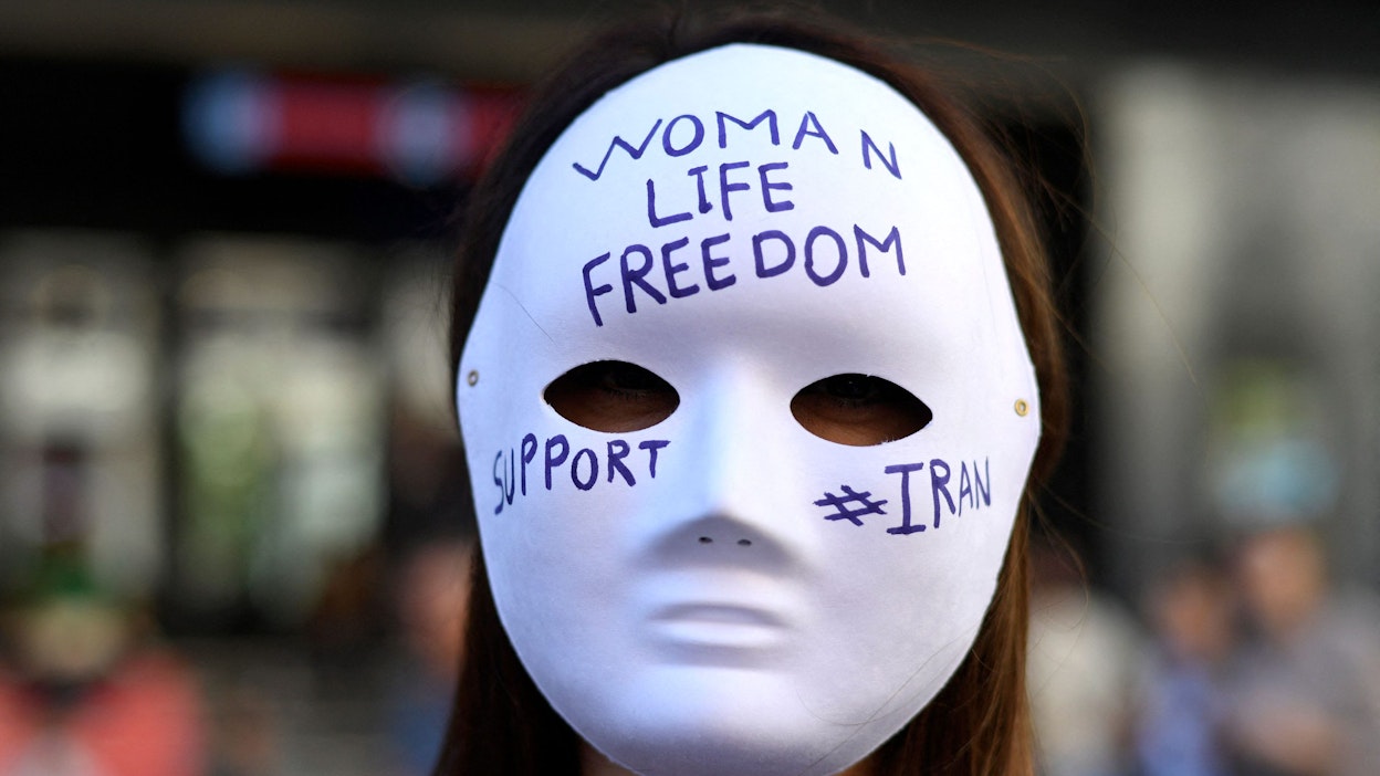 Iranissa naiset ovat lähteneet kaduille vaatimaan suurempia vapauksia ja protestoimaan Aminin kuolemaa. Tukimielenosoituksia on järjestetty ympäri maailmaa. Kuva tukimielenosoituksesta Madridista 1. lokakuuta. 