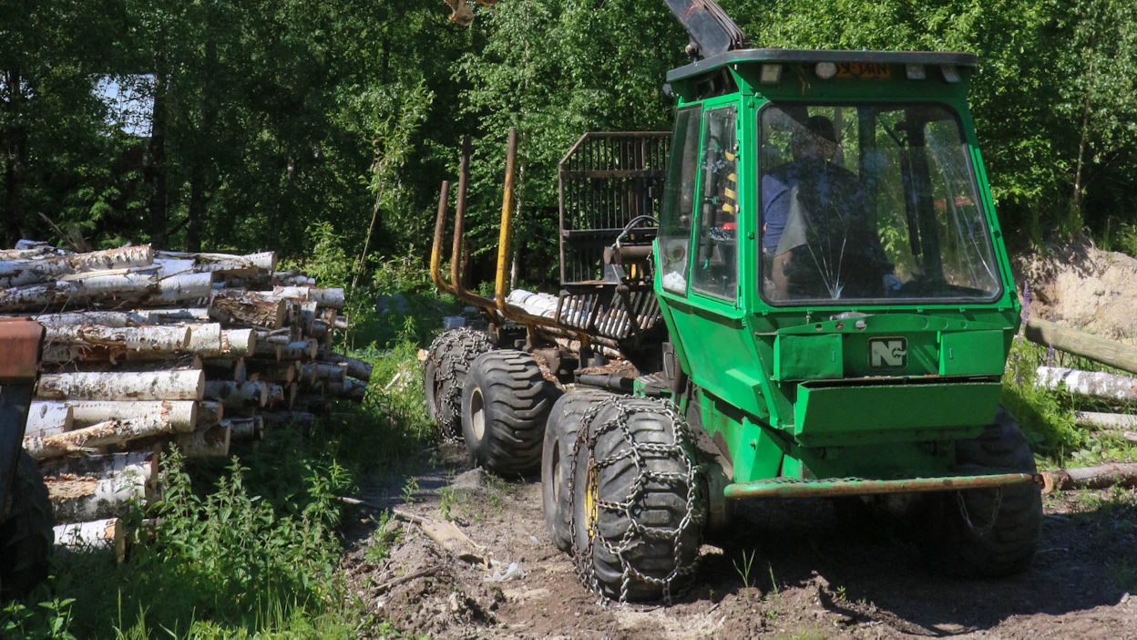 Pieni ja lähes metsään piiloutuva Norcar 490 oli suosittu harvennuskuormatraktori 1980-luvun lopulla. Vihreitä 490:iä valmistui muutamassa vuodessa peräti 200 kappaletta.