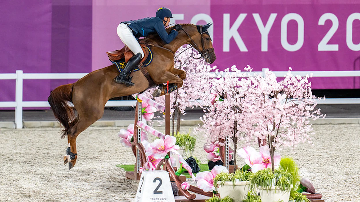 Henrik von Eckermann ja King Edward voittamassa joukkuekultaa Ruotsille Tokion olympialaisissa.