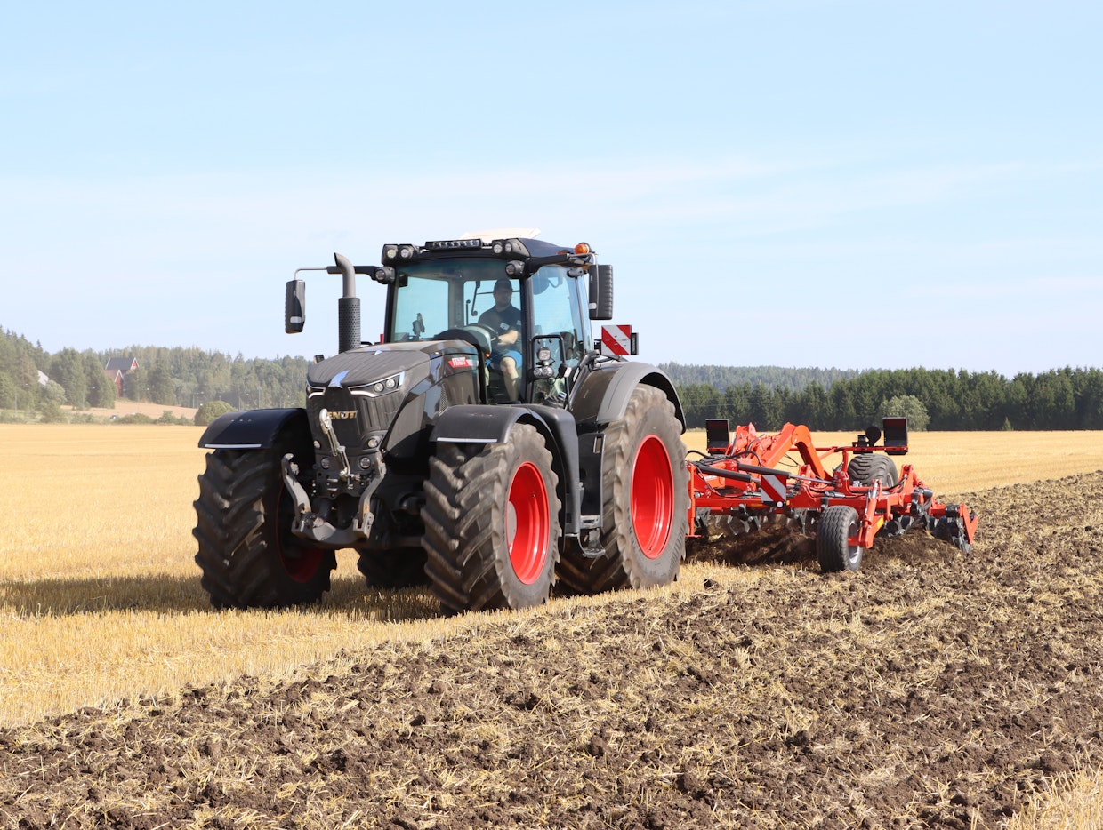 Kuhn Cultimer L 5000 kultivaattorin työleveys on tyyppinumeron mukaisesti 5 m. Kuhnin muokkaus- ja heinäkoneet kuulutuvat Lantmännen Agron tuotevalikoimaan. Vetokoneena oli Fendt 942 Vario -traktori, jonka teho on 415 hevosvoimaa. Portaattomassa Vario TA 300 -voimansiirrossa on vain 1 nopeusalue.