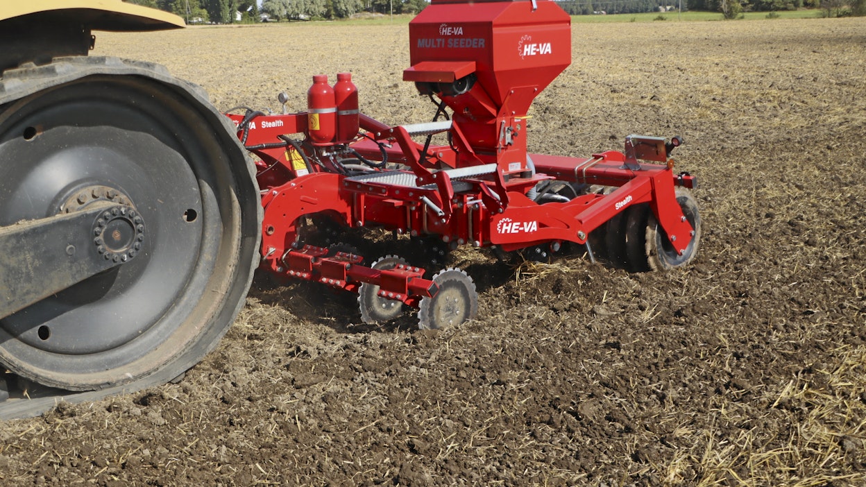 Koneviestin kokeilema HE-VA Multi-Seeder oli asennettu HE-VA Stealth -jankkurin päälle. Siemensäiliön täyttö oli helppoa jankkurin päälle asennetun tason ansiosta. Tukevat portaat helpottivat koneen päälle nousua.