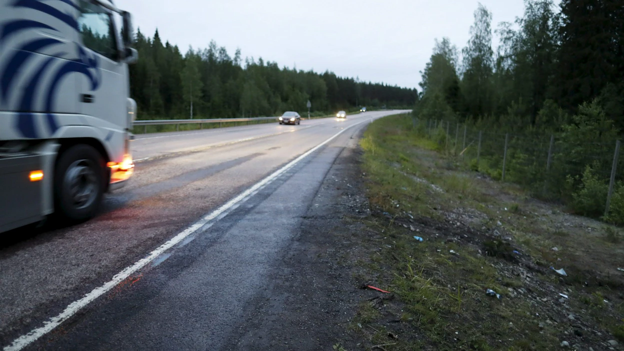 Keski-Suomessa on runsaasti läpikulkuliikennettä ja valtatiekilometrejä. Ysitiellä Jämsässä tapahtui kesällä 2019 kuolonkolari, jonka jälkeen onnettomuuspaikalla näkyi romua ja liukumajälkiä. LEHTIKUVA / KALLE PARKKINEN.