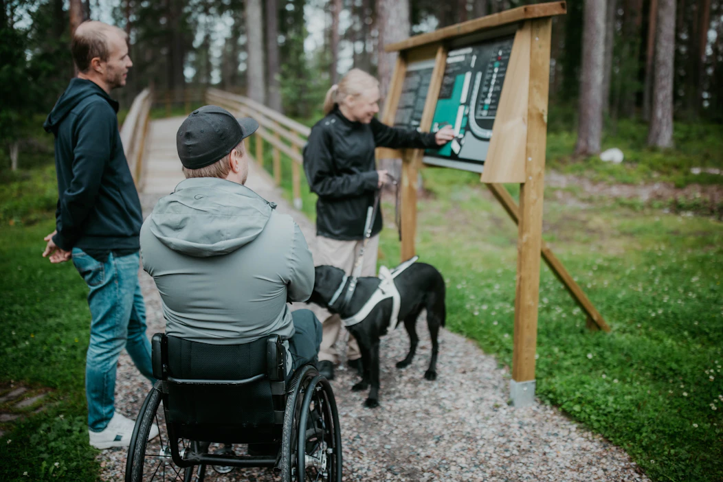 Kohokuvioidut ja pistekirjoituksella tehdyt opastaulut ja pyörätuolilla kuljettavat reitit ovat vain osa esteettömyyttä.