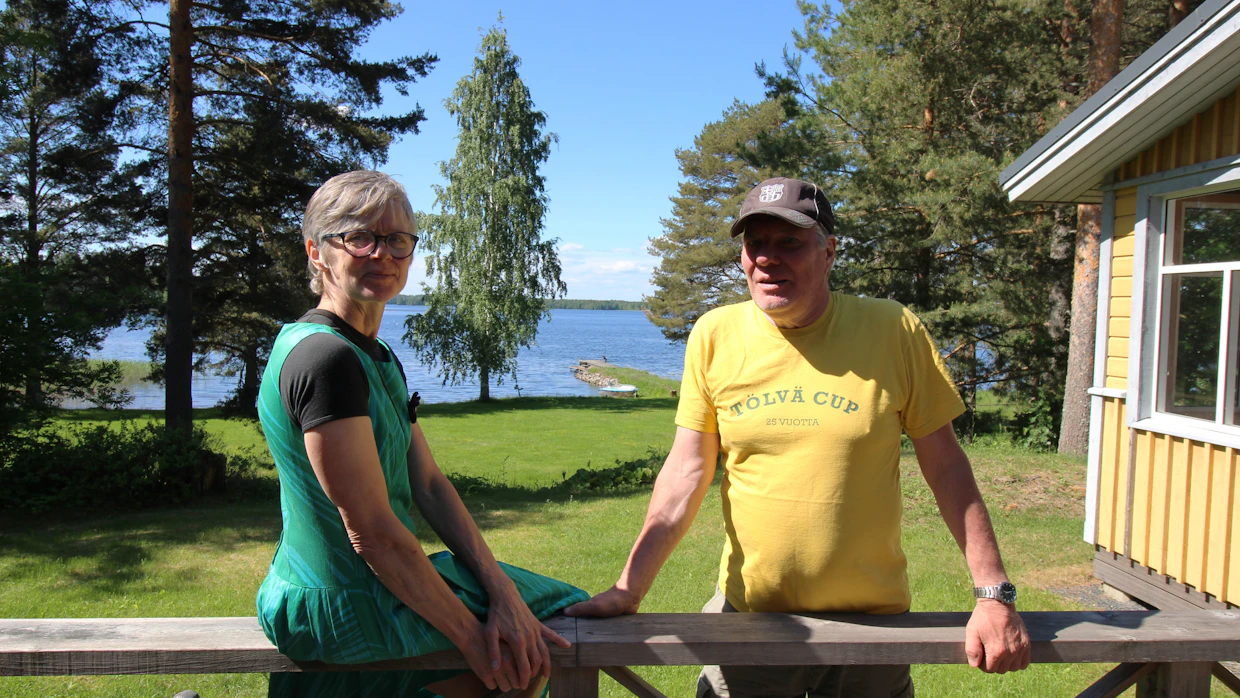 Marita ja Esa Lähdesmäki viihtyvät hyvin kalaisan Onkiveden rantamaisemissa.