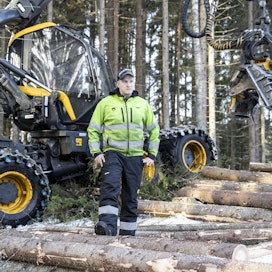 Reko Vastamaa valmistui hiljattain metsäkonekuljettajaksi Kurun Metsäoppilaitoksesta.