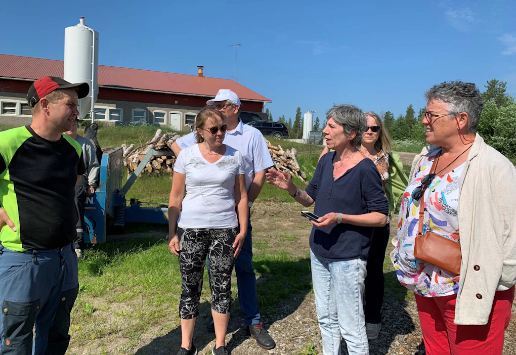 Maataloustuottaja Matti Pöykkö ja Päivi Wallin Melasta esittelevät suomalaista maataloustuotantoa ranskalaisille maatalousyrittäjäeläkelaitoksen MSA:n Pascal Cormerylle , Anne Roudot’lle, Ghislaine Rosaylle ja Sylvie Cormerylle.