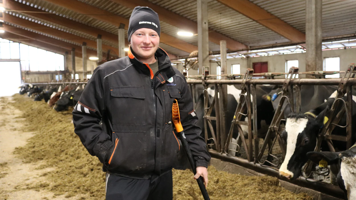 Kalle Yrjänä aloitti tilanpidon 19-vuotiaana. Hän luotsaa 210 lehmän maitotilaa yhdessä pikkuveljensä Villen kanssa.
