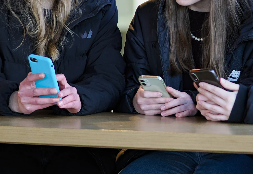 Tutkimukseen vastanneiden tyttöjen keskimääräinen ruutuaika oli lähes kuusi tuntia, josta sosiaalista mediaa käytettiin keskimäärin lähes neljä tuntia. LEHTIKUVA / Timo Aalto.