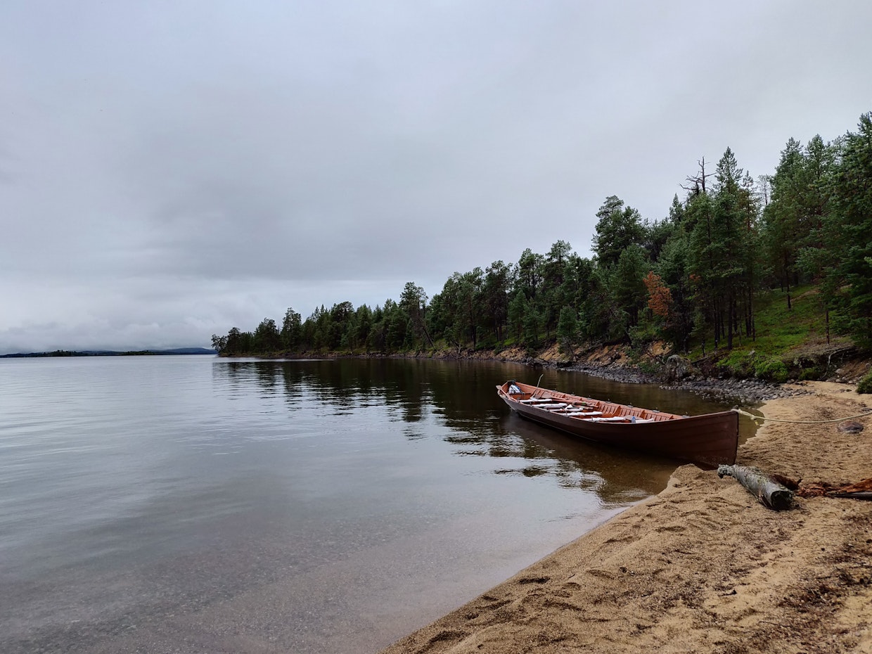 Inarijärvi on luonnontilaisten metsien ympäröivä arktinen suurjärvi.