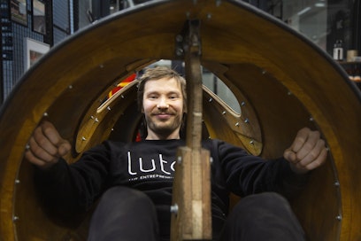 Konetekniikan opiskelija Antti Niinistö on kehittänyt LUT-yliopiston J. Hyneman Centerissä esimerkiksi tämän vanerisen polkupyörän, jossa kuljettaja on suojassa vanerikuoren sisällä. Etuhaarukkaa puuttuu nyt, mutta keksinnön saisi taas ajokuntoon tunnissa, Niinistö sanoo. 