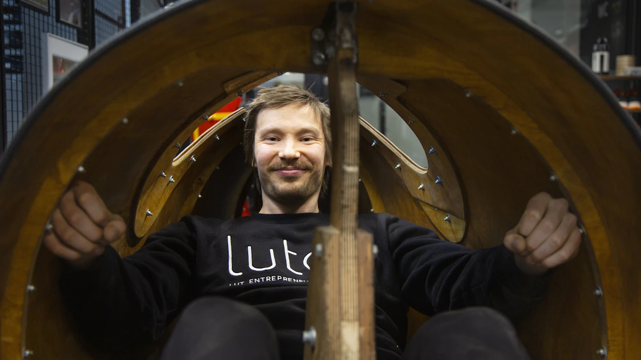 Konetekniikan opiskelija Antti Niinistö on kehittänyt LUT-yliopiston J. Hyneman Centerissä esimerkiksi tämän vanerisen polkupyörän, jossa kuljettaja on suojassa vanerikuoren sisällä. Etuhaarukkaa puuttuu nyt, mutta keksinnön saisi taas ajokuntoon tunnissa, Niinistö sanoo.