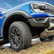 Nelivetoisiin ja maastokäyttöön suunniteltu Goodyear Wrangler Duratec RT tulee eurooppaan ja sitä tarjolla 15 eri kokovaihtoehtoa. Renkaassa on käytetty uusia tekniikoita, joilla haetaan parempaa kestävyyttä ja suorituskykyä. Myös renkaan estetiikkaan on kiinnitetty huomiota.