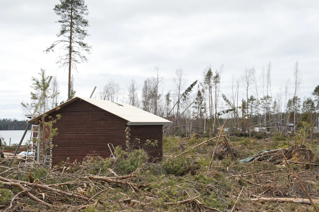 Jos mökin ympäristö on täynnä tuulen kaatamia puita, ei myrskystä jää epäilyksen sijaa.