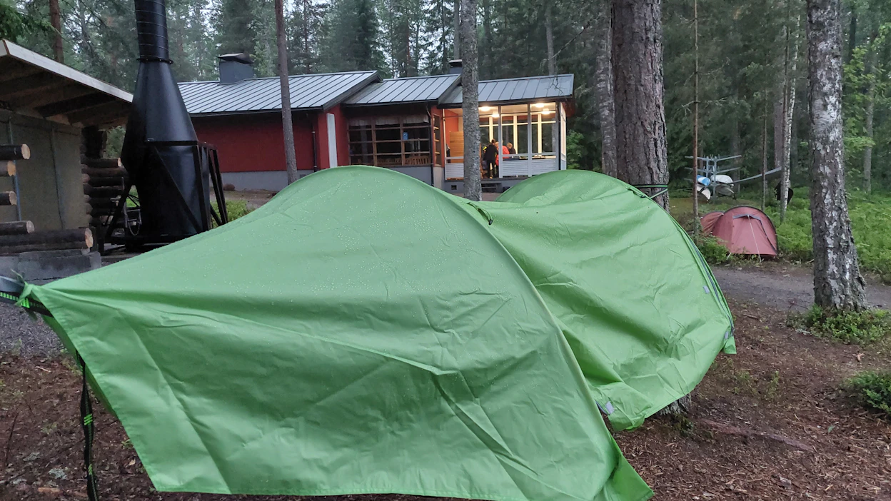 Retkikurssilla tuli käytännössä tuta, että riippumatossa ei ole oleellista vain se, mikä näkyy pinnalta, vaan myös aluspeite on Suomen kesässäkin välttämätön.