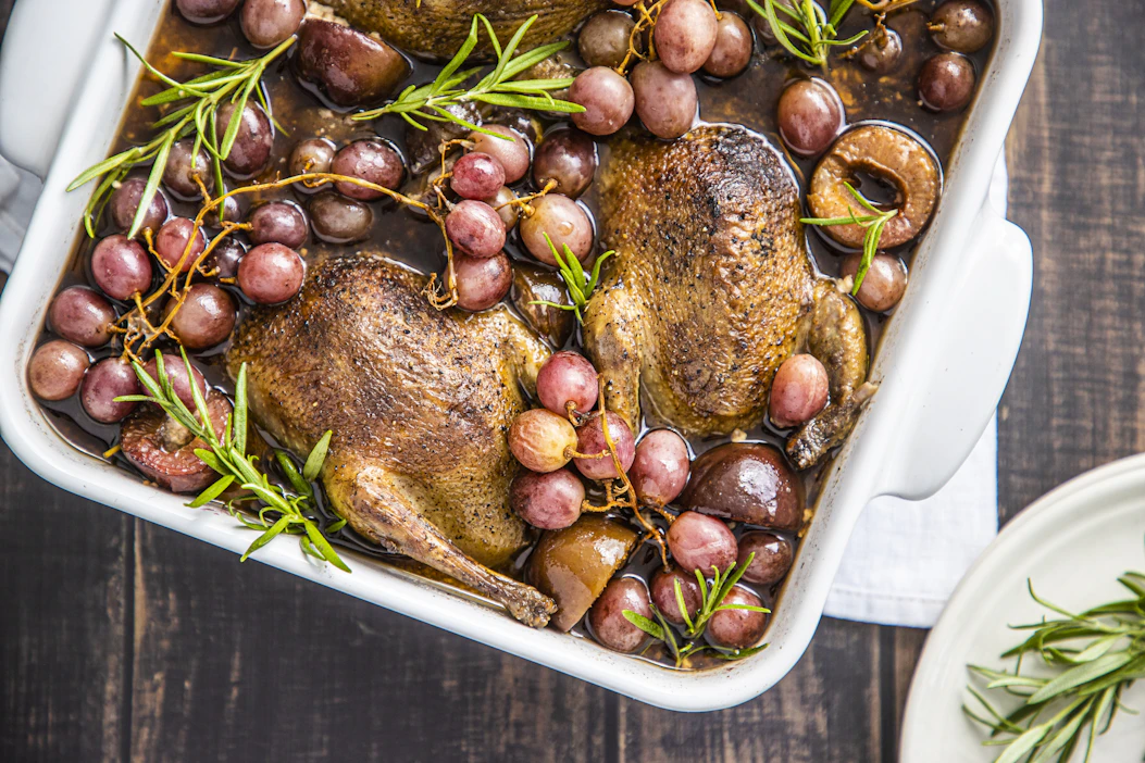 Hedelmäinen kyyhkypata on kaunis kuin koru. Siinä lihan makua tukevat ihanat hedelmäiset aromit.