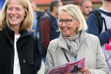 Marjaana Alaviuhkola (oik.) seurasi Elitloppet-raveja yhdessä Ruotsin raviliiton toimitusjohtaja Maria Coonin kanssa. 