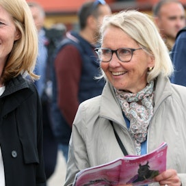 Marjaana Alaviuhkola (oik.) seurasi Elitloppet-raveja yhdessä Ruotsin raviliiton toimitusjohtaja Maria Coonin kanssa. 