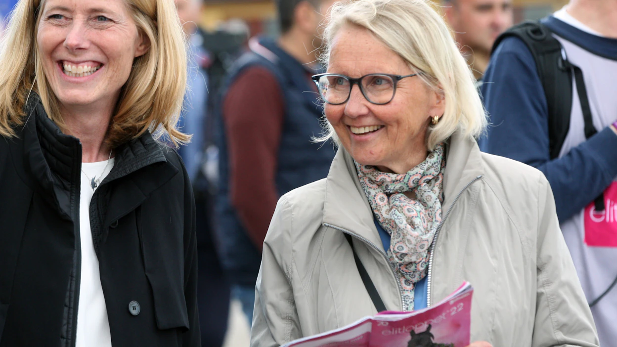 Marjaana Alaviuhkola (oik.) seurasi Elitloppet-raveja yhdessä Ruotsin raviliiton toimitusjohtaja Maria Coonin kanssa.