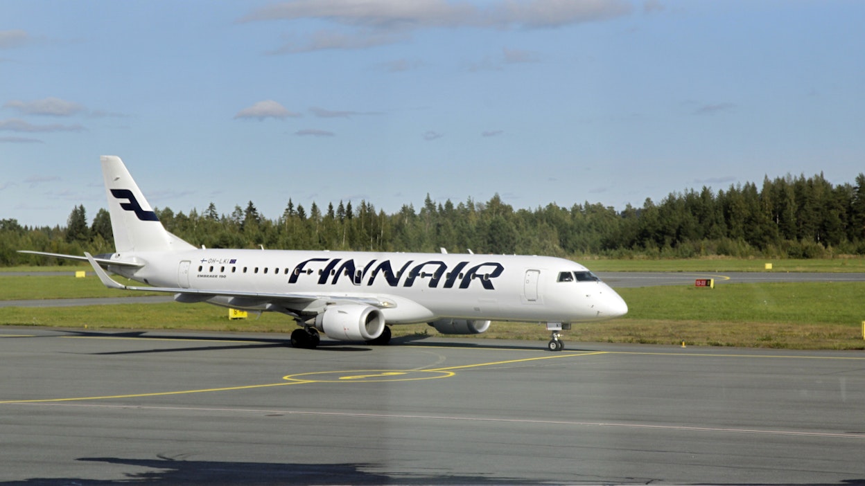 Finnairin kone Kuopion lentoasemalla. Kuvituskuva.