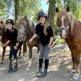 Liikuntaa, iloa ja kavereita. Kuvassa ovat Jenna, Ida ja Venla ratsujensa Tandrin, Flugsaelin ja Jarlin kanssa urheilullisen leikkitunnin jälkeen.