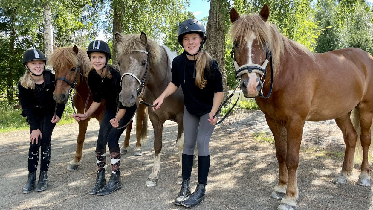 Liikuntaa, iloa ja kavereita. Kuvassa ovat Jenna, Ida ja Venla ratsujensa Tandrin, Flugsaelin ja Jarlin kanssa urheilullisen leikkitunnin jälkeen.