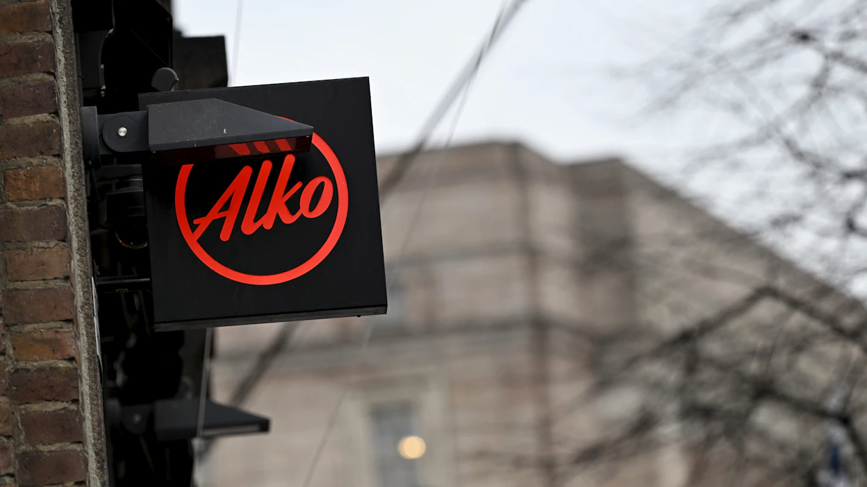 Syynä litramyynnin laskuun olivat Alkon mukaan alkoholilain muutokset, kuluttajien taloustilanne ja väkevien alkoholiveron korotus. EMMI KORHONEN / LEHTIKUVA.