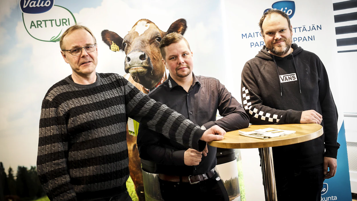 Maatalousurakoitsijat Tom Vakkilainen (vas.), Tommi Matinolli ja Reino Henttala uskovat, että urakointipalveluiden kysyntä lisääntyy jatkossa tilakokojen kasvun myötä.